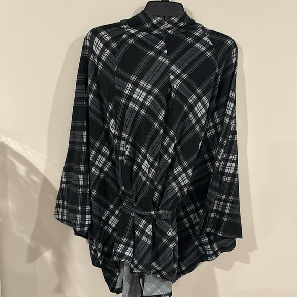 Ashley Stewart Black White Plaid Cape Shawl Size 12 - Picture 6 of 8